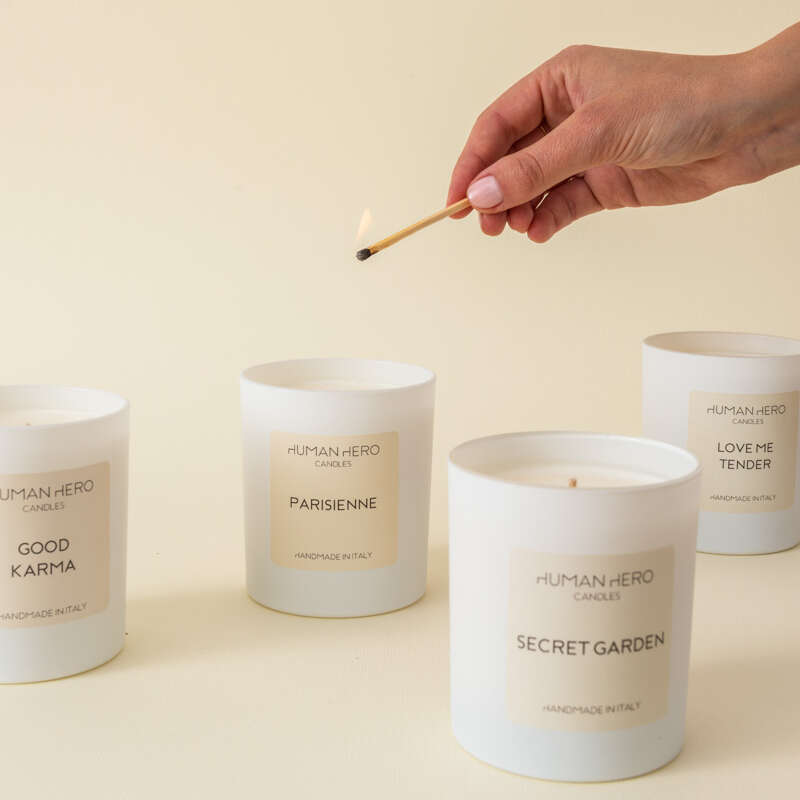 candele bianche profumate con contenitore in vetro
