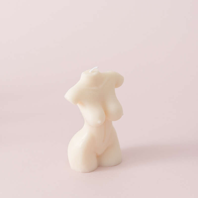 candela bianca decorativa in cera di soia artigianale a forma di donna