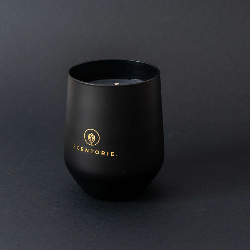 candela nera naturale profumo legnoso